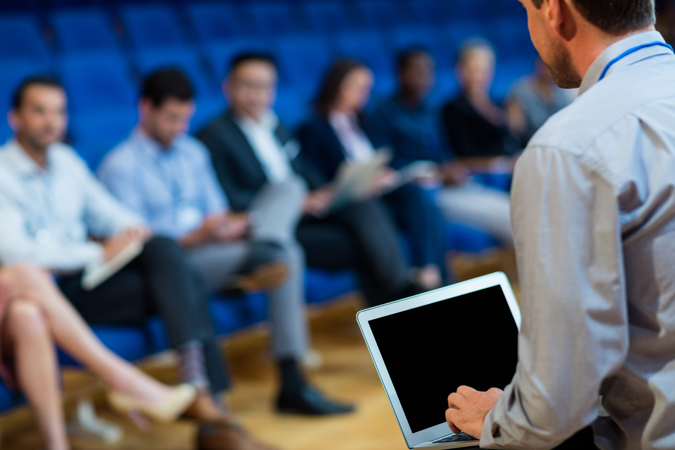 Kleine Gruppe in einem intensiven Training oder Workshop mit Fokus auf Austausch und Feedback