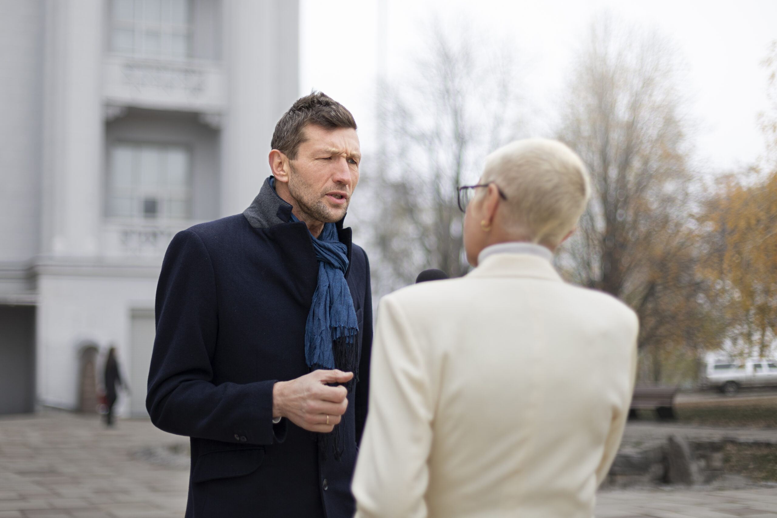Teilnehmer im Austausch beim Networking auf einem Business-Event